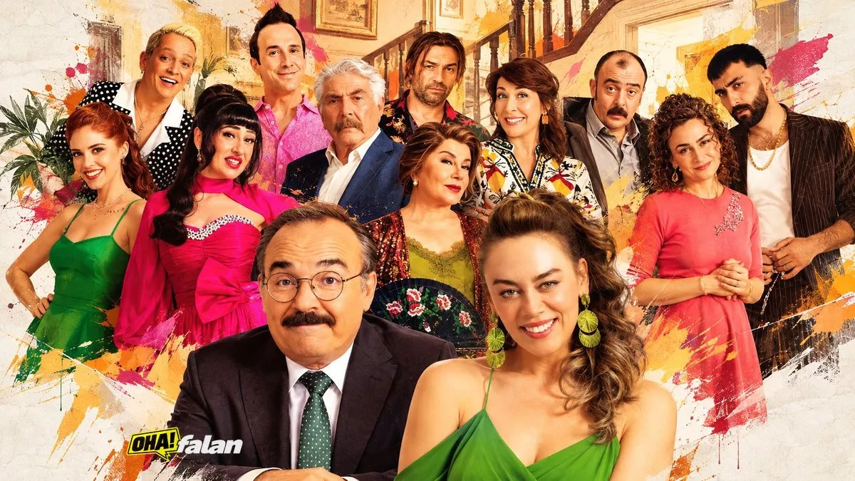Gösterişli bir düğün salonunda birbirine öfkeyle bakan iki kalabalık aile, devrilmiş sandalyeler, dağılmış çiçekler ve ortada şaşkınlıkla duran damat, sıcak tonlarda sinematik editoryal illüstrasyon.