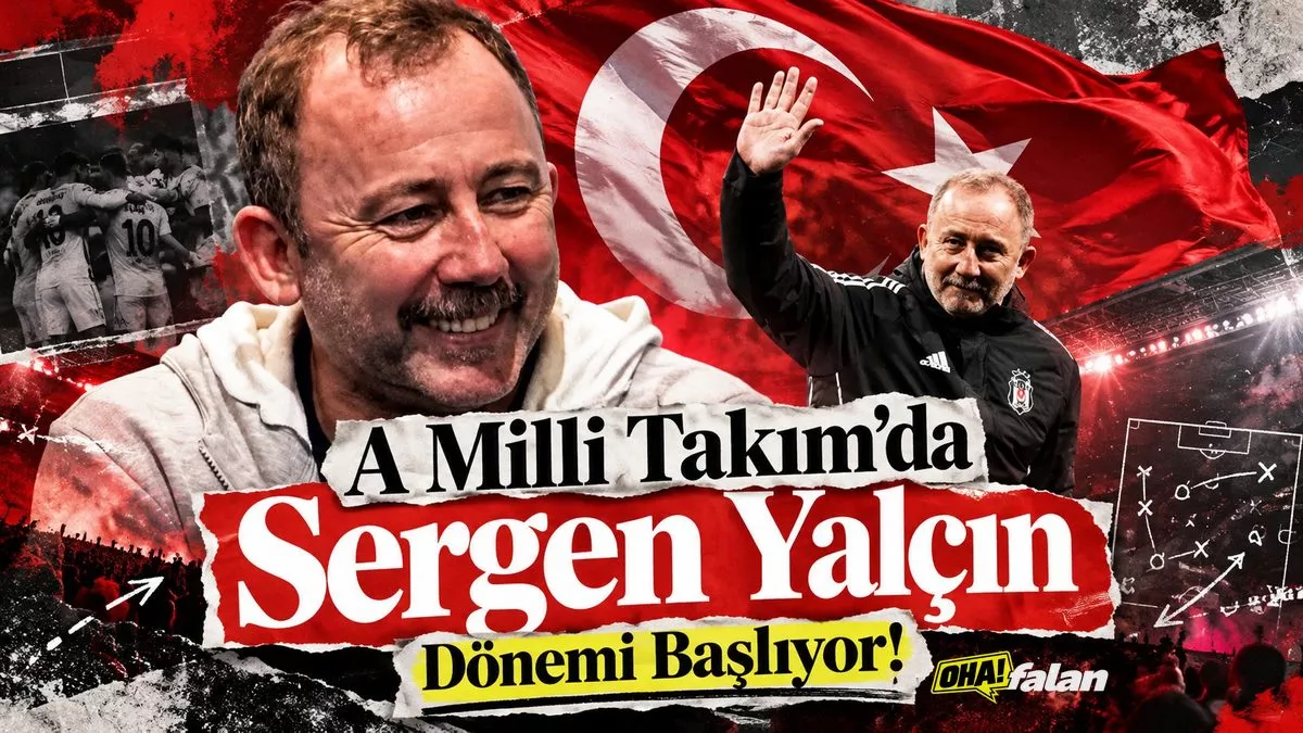 Ay yıldızlı kırmızı beyaz renklerle aydınlatılmış büyük bir futbol stadyumu, saha kenarında arkadan görülen teknik direktör silüeti, ön planda futbol topu ve taktik tahtası, dramatik spor fotoğrafçılığı.