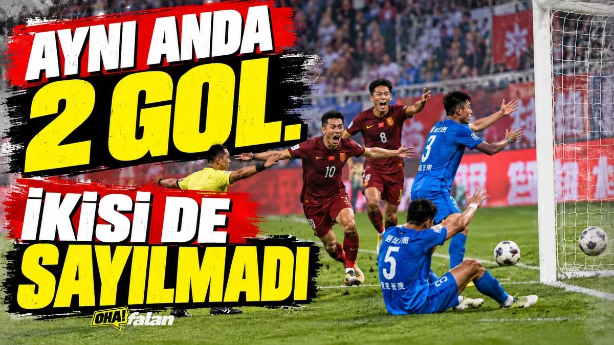 Bir futbol sahasında aynı kaleye doğru ilerleyen iki futbol topu, şaşkınlık yaşayan kaleci, açık yeşil çimlerin üzerinde gerçekçi bir spor fotoğrafı atmosferi.
