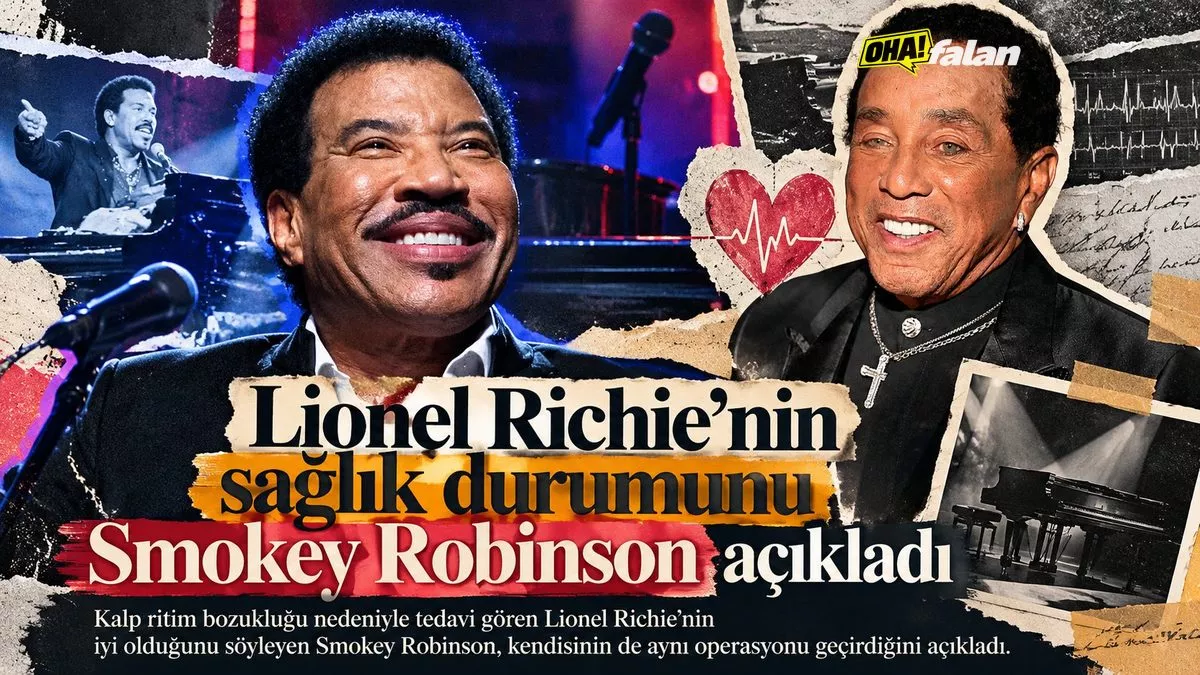 Karanlık bir konser sahnesinde boş bir mikrofon ve piyano, arka planda yumuşak kırmızı ve mor sahne ışıkları, dramatik bir atmosfer.