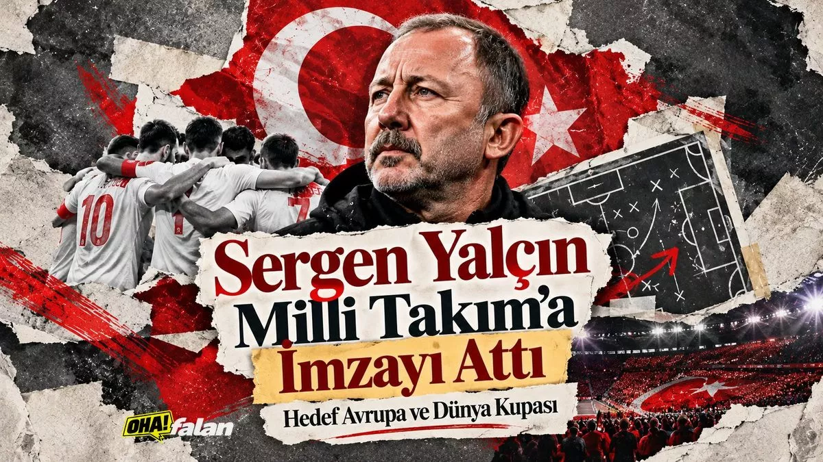 Boş bir futbol stadyumunun merkezinde aydınlatılmış teknik direktör koltuğu, yan tarafta kırmızı beyaz futbol topları ve arka planda tribünleri dolduran taraftar silüetleri.