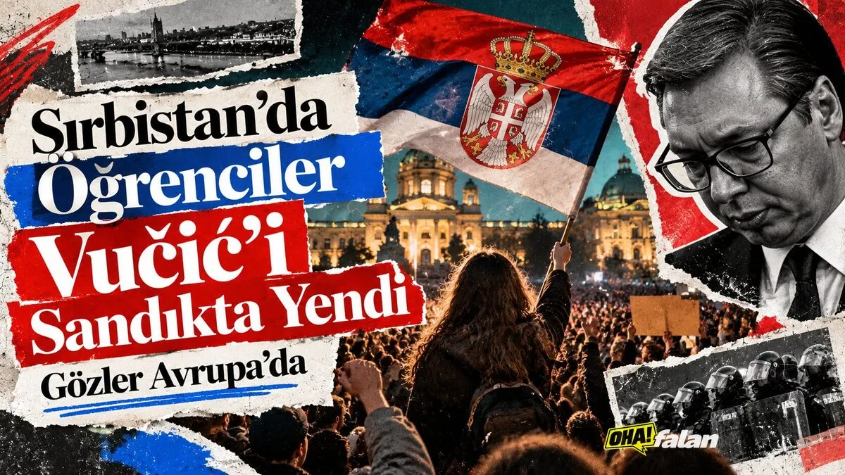 Belgrad'ın geniş bir meydanında zafer kutlaması yapan kalabalık öğrenci topluluğu, havaya kaldırılmış eller ve yüzleri seçilmeyen genç silüetleri. Arka planda tarihi kent binaları, akşam ışıkları ve hareketli bir meydan atmosferi.